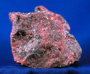 Mavi zemin üzerinde pembe-kırmızı lekeler taşıyan koyu renkli kayaç.