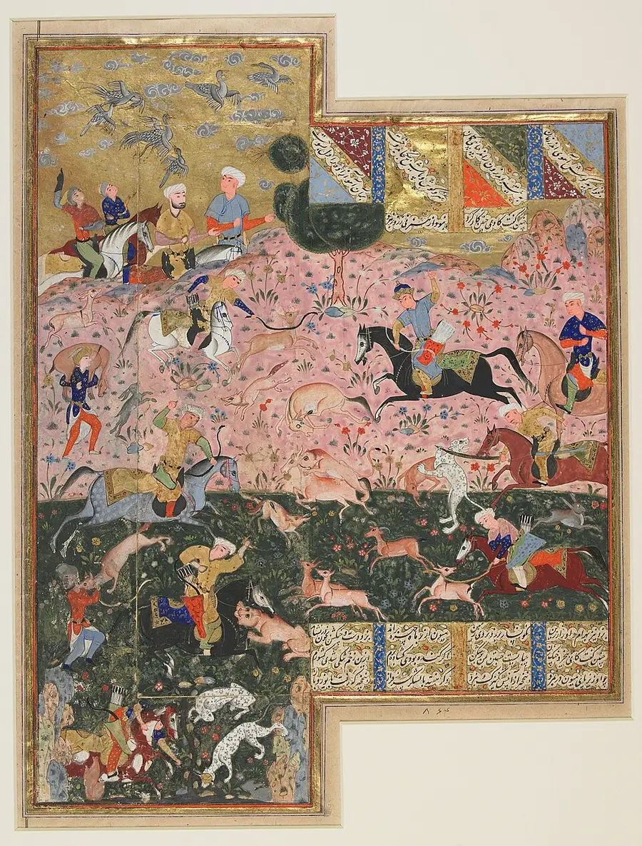 Pembe ve yeşil bir ova üzerinde atlı avcılar ceylan, aslan ve benekli kedigillerin peşinde; üstte altın gökte kuşlar.